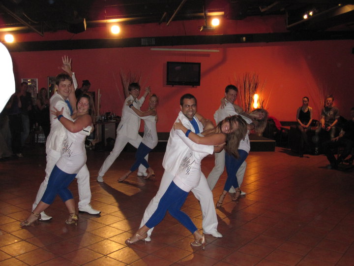 students show donantes de rumba puesto